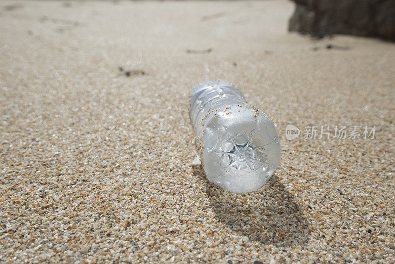 康沃尔Pedn Vounder海滩上被冲上岸的塑料瓶